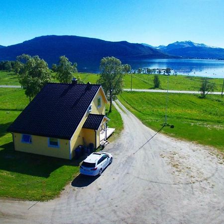 אבנסקייר 1 Room In The Yellow House, Close To Airport & Lofoten מראה חיצוני תמונה