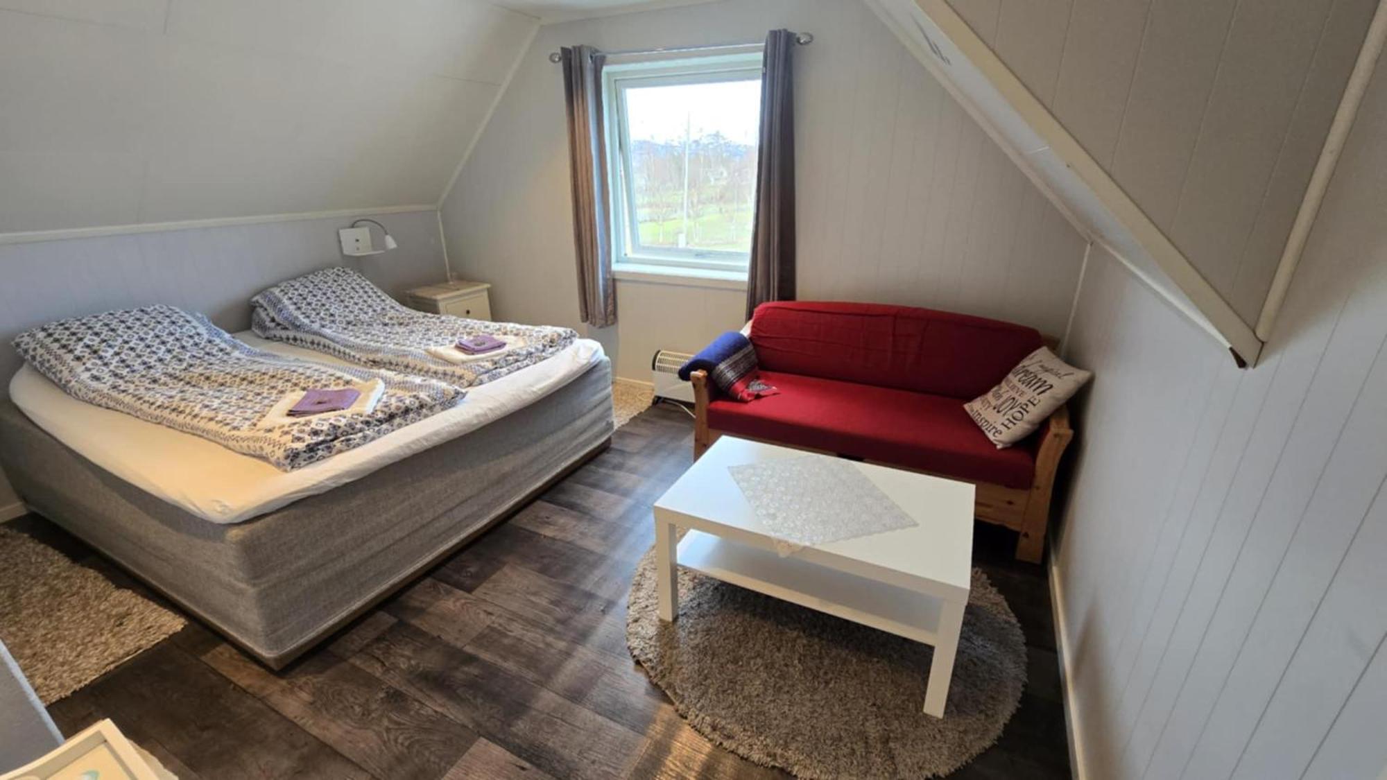 אבנסקייר 1 Room In The Yellow House, Close To Airport & Lofoten מראה חיצוני תמונה